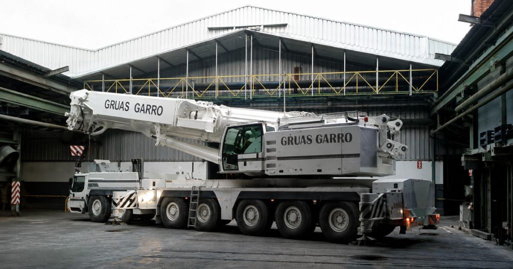 Grúas Garro crane in front of its industrial buildings in Beasáin