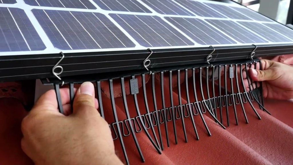 BB-BoxClip-50s additional clips for installing BirdBlocker on solar panels with special frame profiles